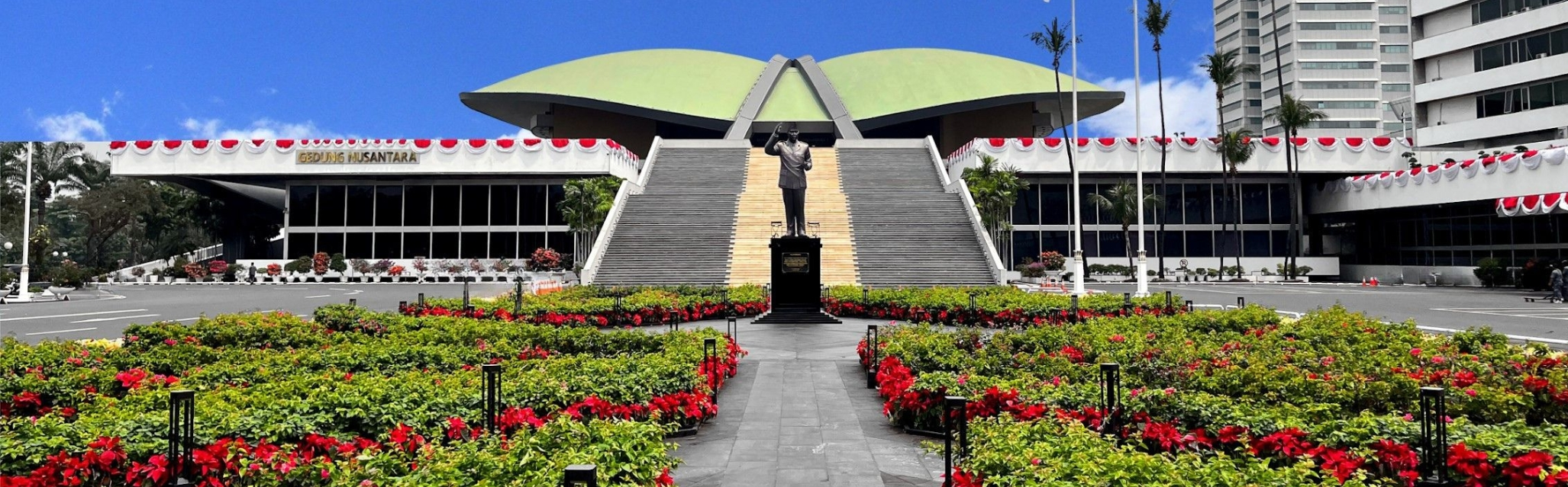 Gedung DPR RI dengan Garuda Pancasila
